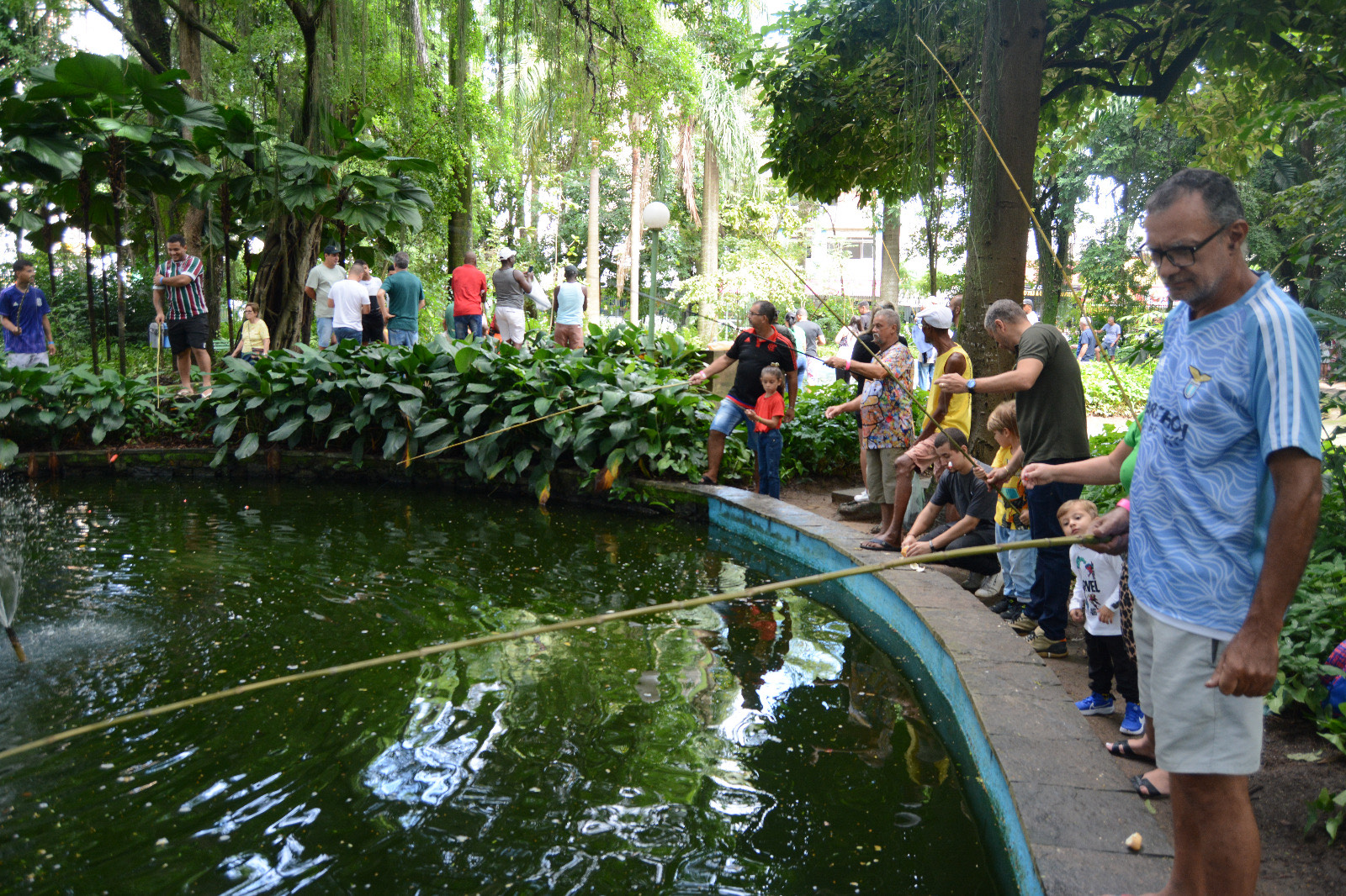 Sábado de pescaria leva famílias ao Parque Centenário – Barra Mansa