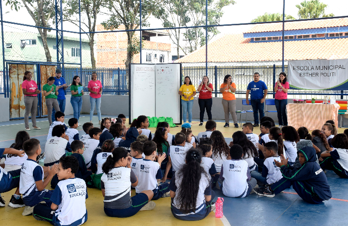 ESCOLA MUNICIPAL ESTHER POLITI RECEBE DOAÇÕES DE LIVROS