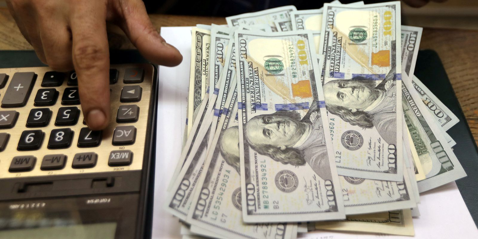 Dólar cai para R$ 5 sob expectativa de dados de inflação