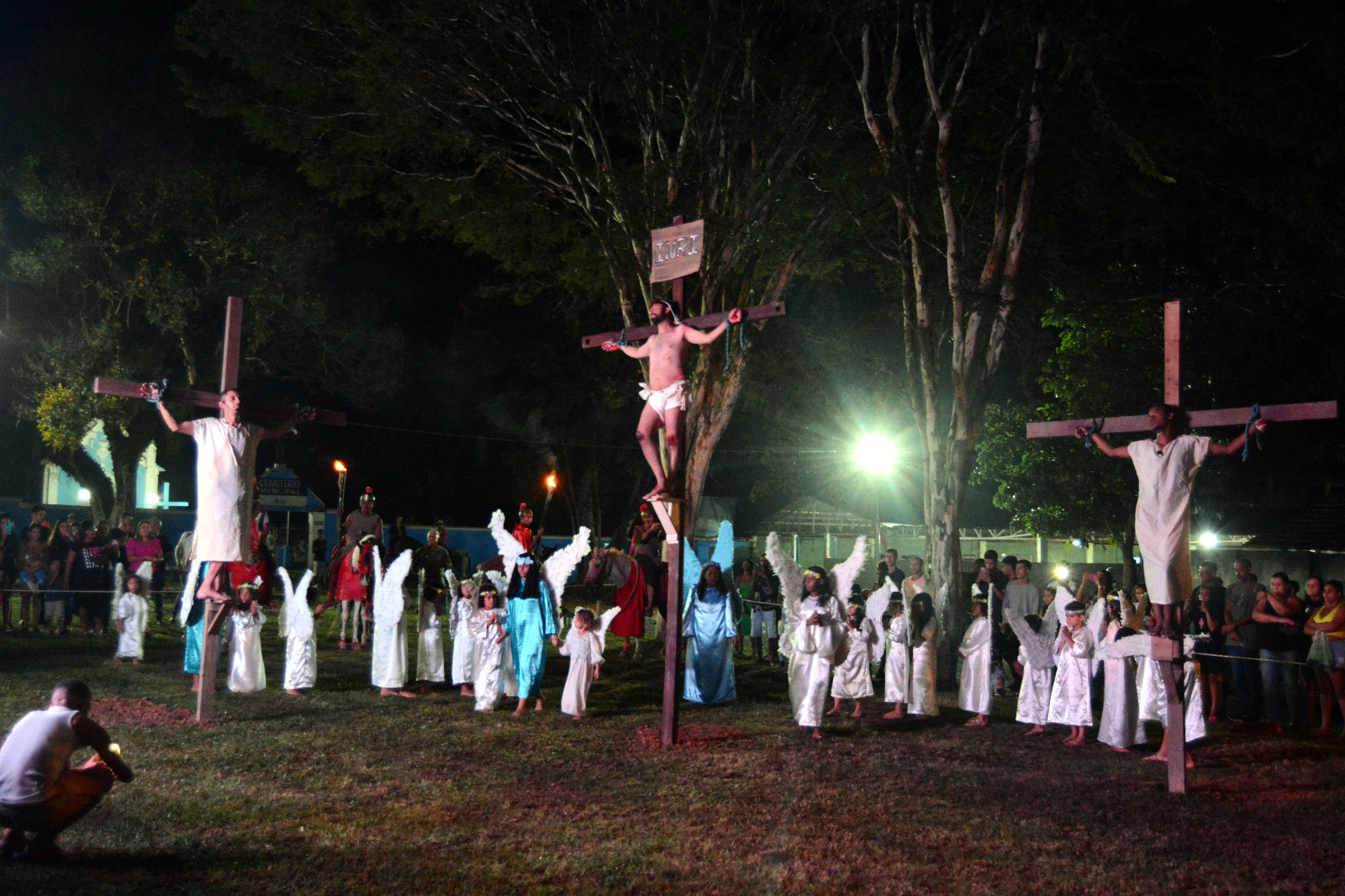 Centenas de pessoas acompanham as tradicionais encenações da Paixão de Cristo em Barra Mansa – Barra Mansa