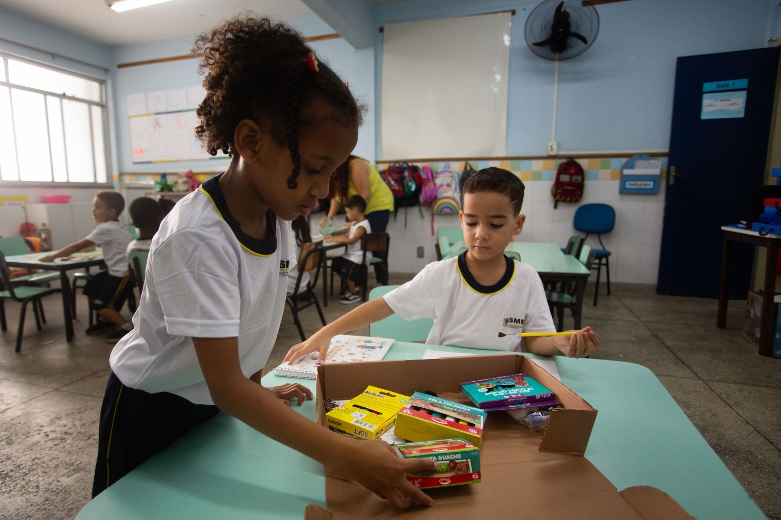 Prefeitura conclui entrega de material escolar e uniforme para 38 mil alunos da rede municipal de Volta Redonda