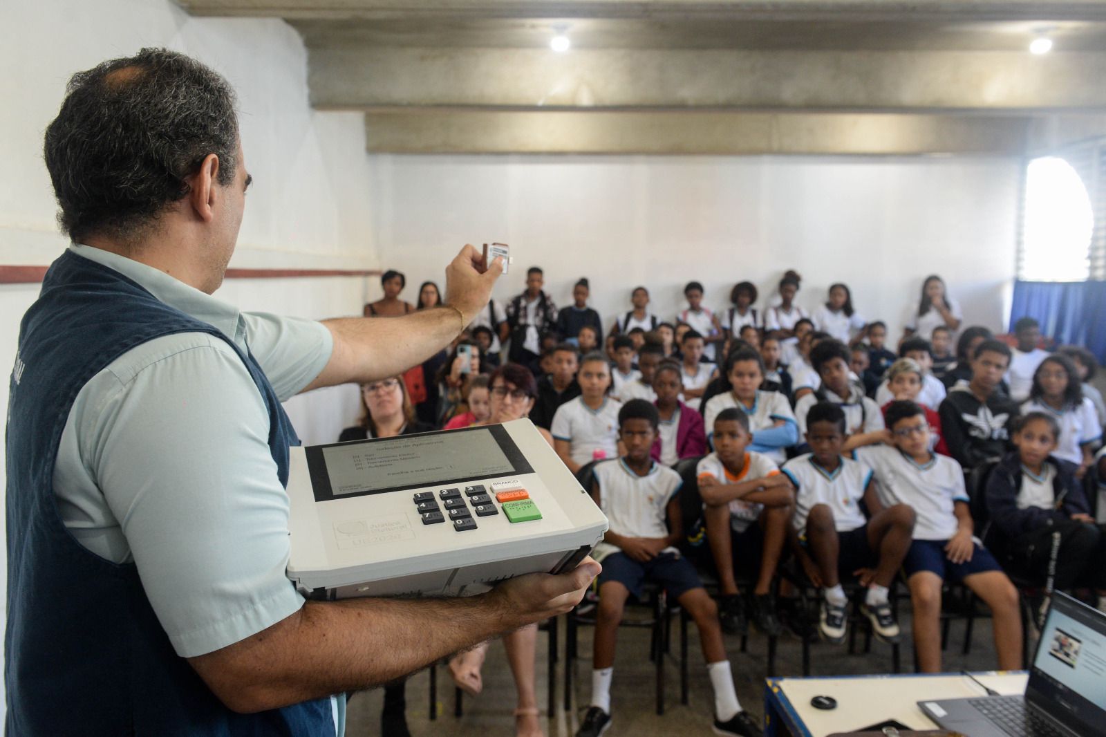 Prefeitura de Barra Mansa promove encontro entre agentes do TRE e alunos do CIEP 483 Ada Bogato   – Barra Mansa