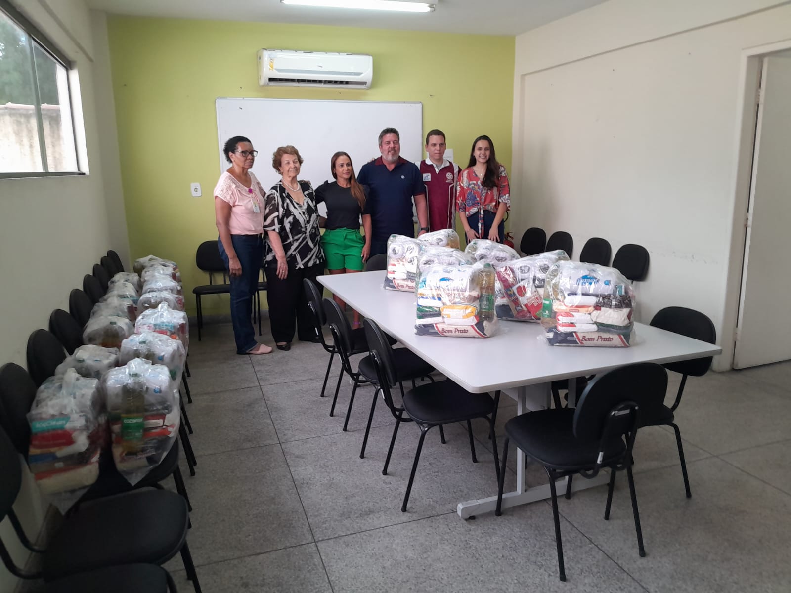 Secretaria da Mulher de Volta Redonda recebe doação de cestas básicas para mulheres em situação de violência doméstica
