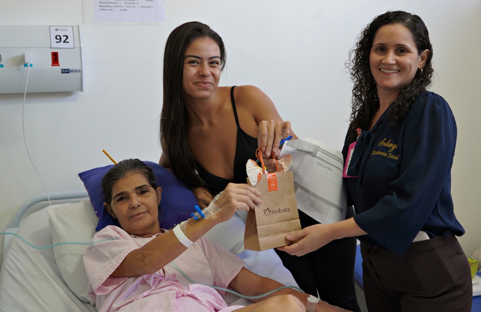 Mulheres internadas no Hospital Dr. Munir Rafful são homenageadas pelo Dia das Mães