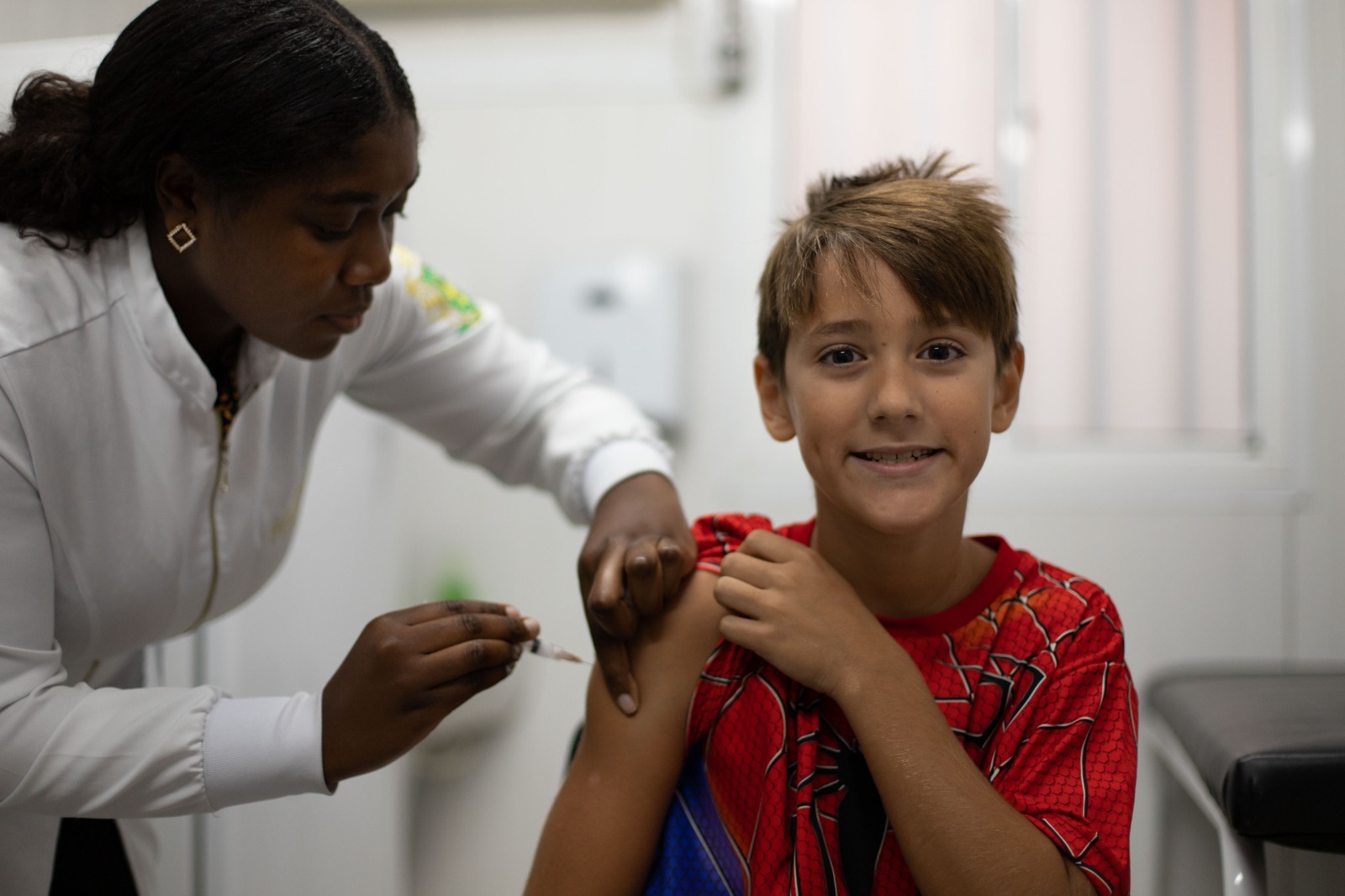 Volta Redonda: primeiro dia de vacinação contra a dengue movimenta unidades básicas de saúde