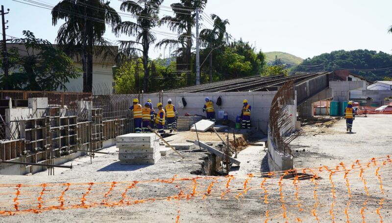 Equipes finalizam instalação de vigas metálicas em construção de novo viaduto no Voldac, em Volta Redonda