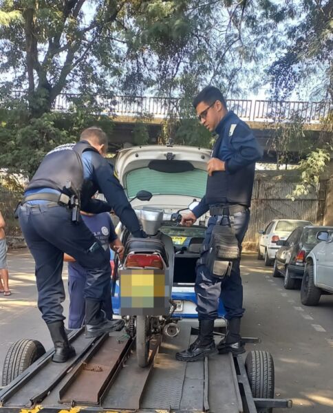 Patrulha Escolar de Volta Redonda recolhe moto irregular e recupera celular furtado