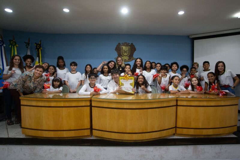 Prefeito Neto recebe livro de alunos da Escola Municipal Jesus Menino com 70 motivos para amar a cidade