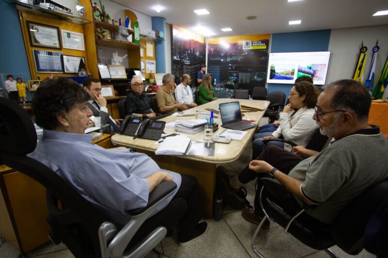 Volta Redonda: equipe do Instituto Estadual de Engenharia e Arquitetura apresenta, ao prefeito Neto, projeto de nova sinalização para a cidade