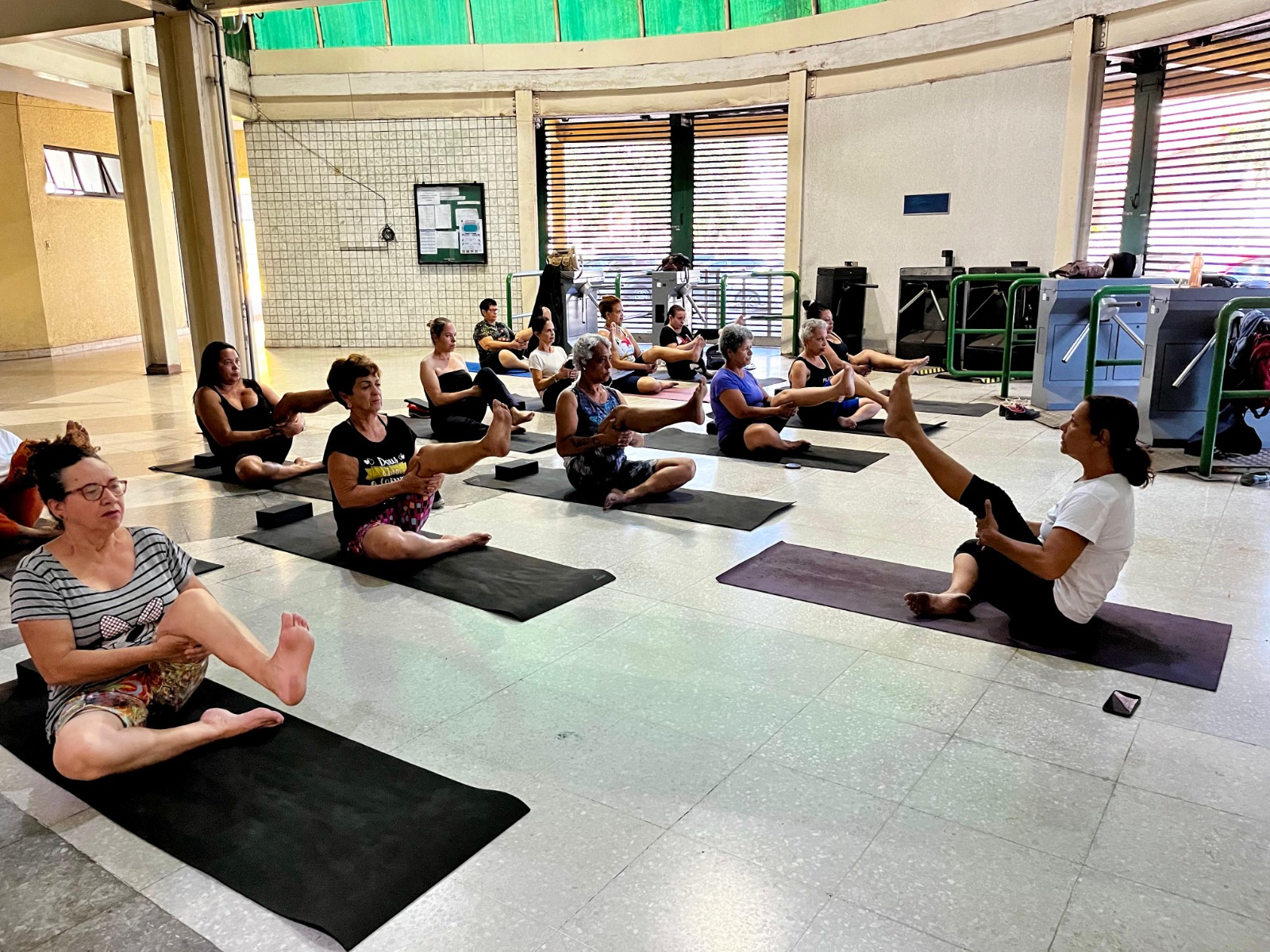 Volta Redonda: pacientes com fibromialgia destacam que aulas gratuitas de yoga aumentam a qualidade de vida em 80%