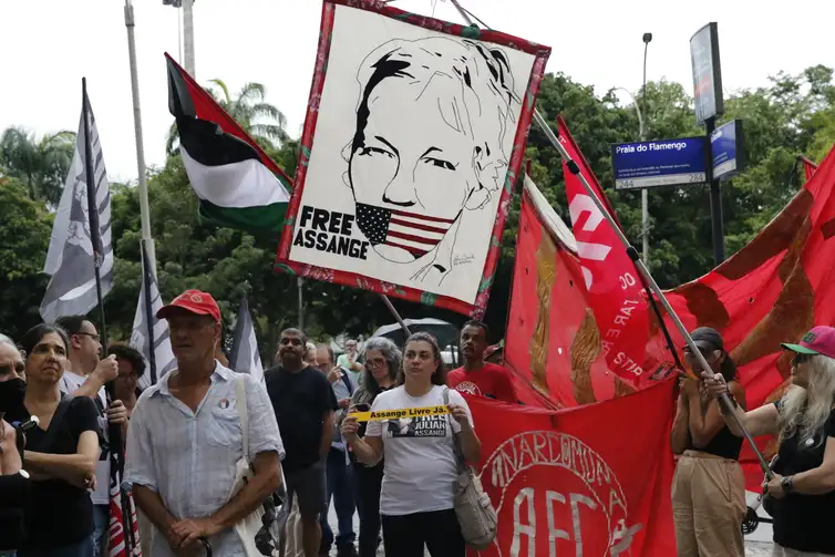 Rio de Janeiro (RJ) 20/02/2024 – Manifestantes pedem a liberdade de Julian Assange, fundador do Wikileaks, enquanto a Justiça de Londres examina novo recurso contra sua extradição para os Estados Unidos. Foto: Fernando Frazão/Agência Brasil