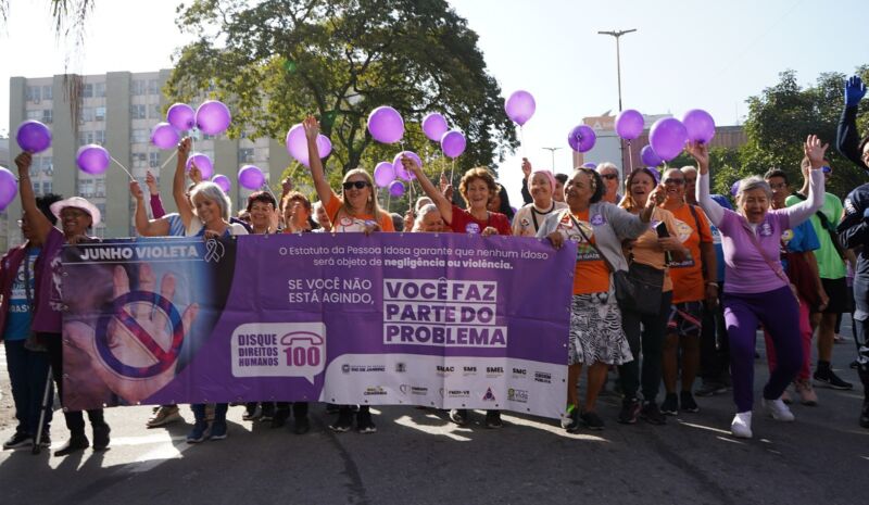 ‘Junho Violeta’: caminhada marca ação contra a violência à pessoa idosa em Volta Redonda