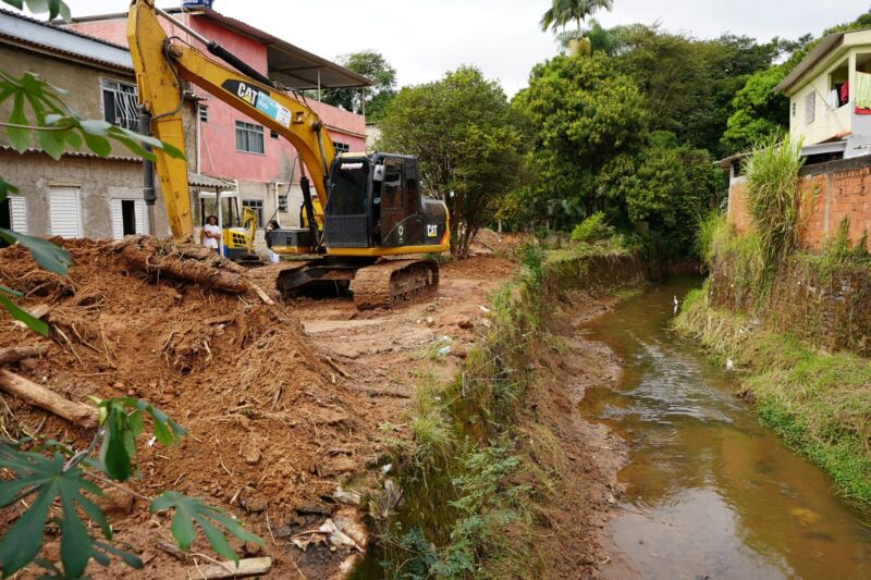 Volta Redonda: programa Limpa Rio inicia dragagem em trecho do Córrego dos Peixes