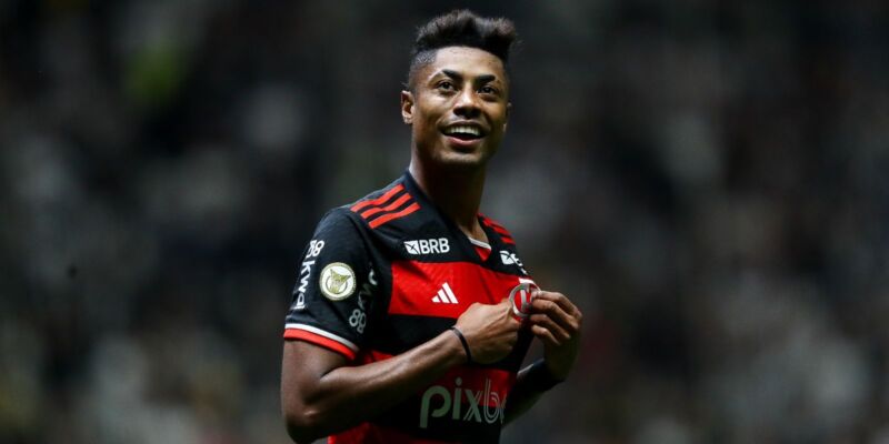 Flamengo goleia Atlético-MG e segue na liderança do Brasileiro