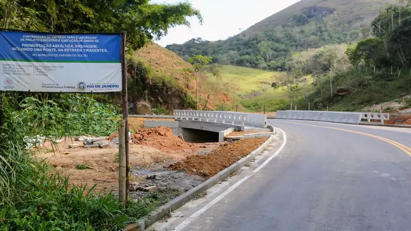 obras de pavimentação e drenagem na Estrada
