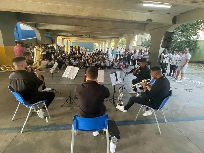 apresentação do grupo ‘Quinto Sonido’