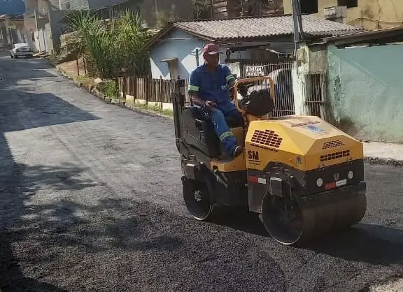 Secretaria de Obras de Volta Redonda leva asfalto ao interior dos bairros