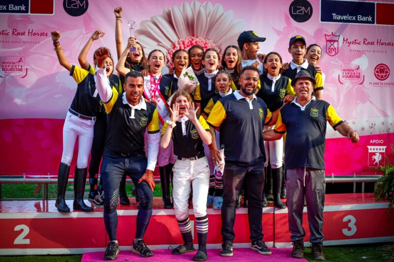Amazona da Escola Municipal de Hipismo de Volta Redonda é campeã estadual