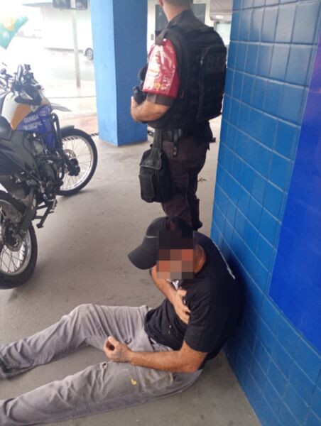 Agentes do Sistema Integrado de Segurança auxiliam homem que passava mal em Volta Redonda