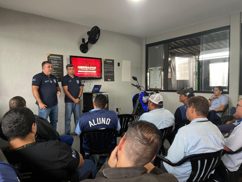Ordem Pública capacita funcionários do Saae-VR em curso de pilotagem segura de motos