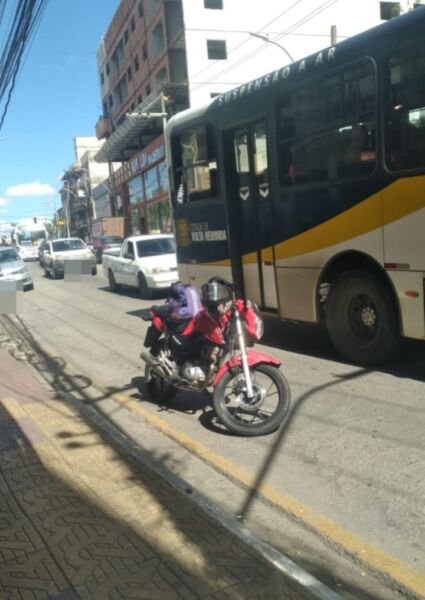Volta Redonda: moto barulhenta e sem placa é removida ao ser flagrada estacionada em ponto de ônibus