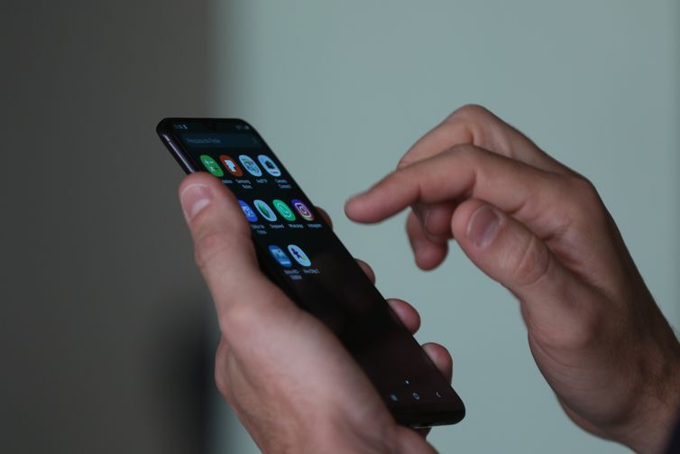 Tânia Rêgo/Agência Brasil Uso de Smartphone e celular