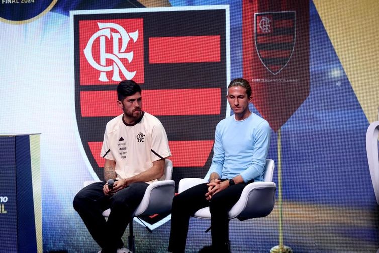 Reprodução X / Copa do Brasil Rodrigo Bataglia, volante do Atlético-MG, e Felipe Luís, técnico do Flamengo - sorteio do mando de campo da final da Copa do Brasil, em 24/10/2024