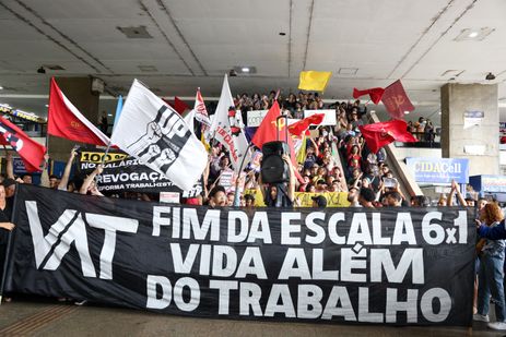 Valter Campanato/Agência Brasil Brasília (DF), 15/11/2024 - Pessoas participam de ato em defesa do fim da jornada 6x1, realizado na Rodoviária do Plano Piloto. Foto: Valter Campanato/Agência Brasil