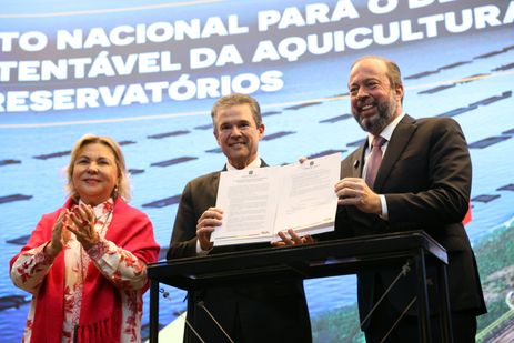 Brasília (DF), 06/11/2024 - O ministro da Pesca e Aquicultura, André de Paula e o ministro de Minas e Energia, Alexandre Silveira, durante cerimônia de assinatura do Pacto Nacional para o Desenvolvimento Sustentável da Aquicultura e Energia em Reservatórios. Foto: José Cruz/Agência Brasil
