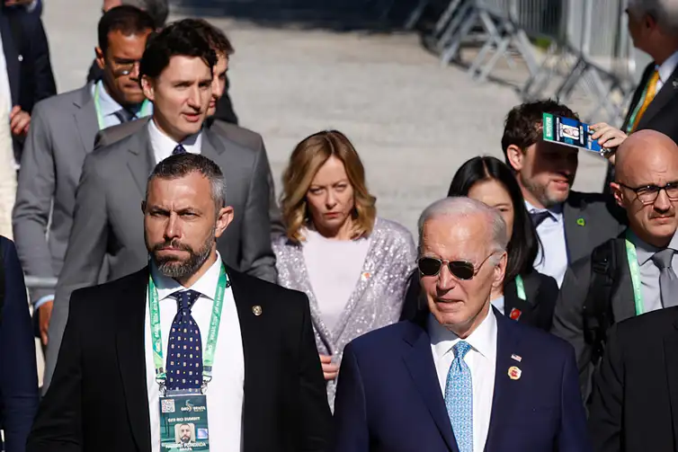 Tânia Rêgo/Agência Brasil Rio de Janeiro(RJ), 18/11/2024 - O presidente dos Estados Unidos, Joe Biden (c), o primeiro ministro do Canada, Justin Trudeau, e a ministra da Italia, Giorgia Meloni (ambos ao fundo), chegam atrasados e nao participam da fotografia oficial Aliança global contra a fome e a pobreza G20 Brasil.
Foto: Tânia Rêgo/Agência Brasil
