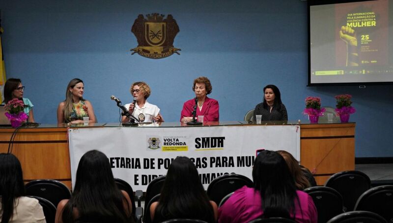 Debate sobre violência de gênero reúne mulheres de diversos segmentos no auditório da Prefeitura de Volta Redonda