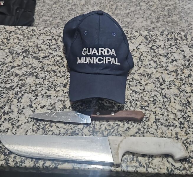 Guarda Municipal detém homem em situação de rua com faca de açougueiro em Volta Redonda