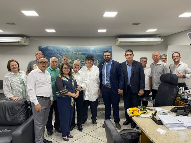 Neto e vereador Hálison Vitorino se reúnem com lideranças da Igreja Wesleyana, em Volta Redonda