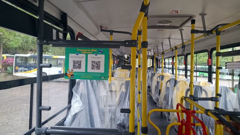 Transporte inclusivo: Prefeitura de Volta Redonda disponibiliza adesivos de QR Code em ônibus