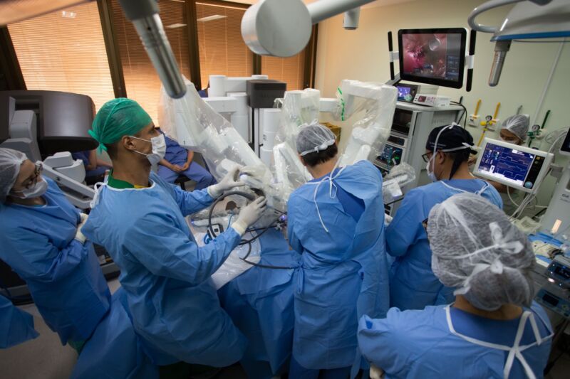 Volta Redonda: primeiros pacientes passam por cirurgia gratuita com uso de robô
