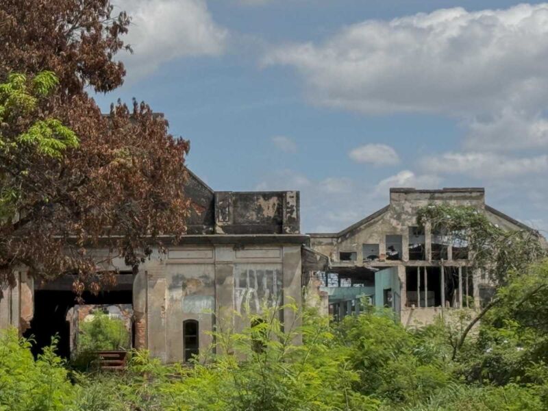 Demolição de galpões abandonados