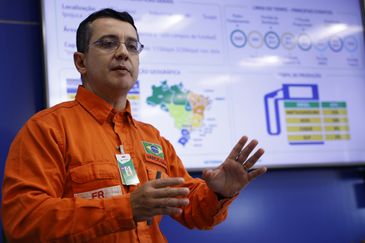 Fernando Frazão/Agência Brasil Ipojuca (PE) 01/11/2024 – O gerente geral da Refinaria Abreu e Lima (RNEST), da Petrobras, Márcio Maia, fala sobre a unidade de abatimento de emissões de gases SNOX. A estrutura será a primeira do tipo a funcionar nas Américas, terceira no mundo. Foto: Fernando Frazão/Agência Brasil