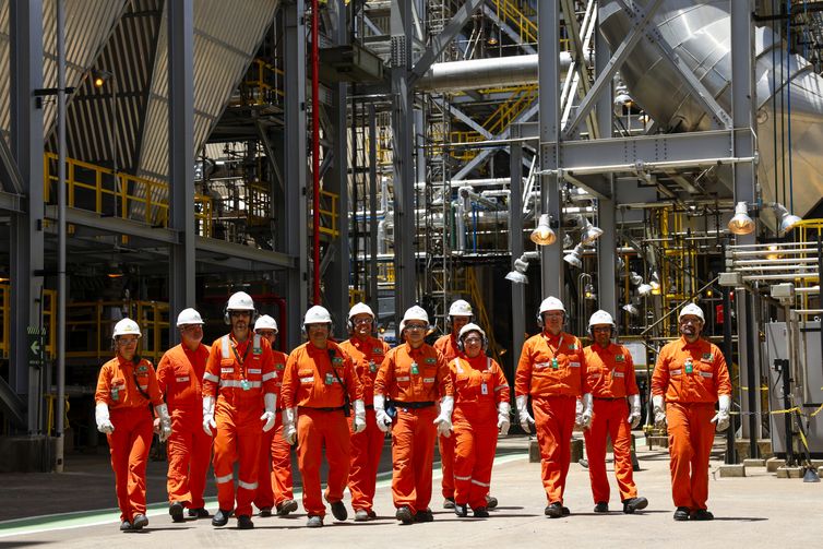 Fernando Frazão/Agência Brasil Ipojuca (PE) 01/11/2024 – Time de engenheiros da Refinaria Abreu e Lima (RNEST), da Petrobras, em visita técnica na unidade U-93 de abatimento de emissões de gases SNOX, que transforma óxido de enxofre e óxido de nitrogênio em ácido sulfúrico a ser comercializado. A estrutura será a primeira do tipo a funcionar nas Américas, terceira no mundo. Foto: Fernando Frazão/Agência Brasil