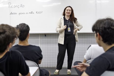 Bruno Peres/Agência Brasil Brasília (DF), 30/10/2024 - Professora do colégio Galois, Hagda Vasconcelos, fala com alunos sobre dicas de redação para o Enem 2024. Foto: Bruno Peres/Agência Brasil