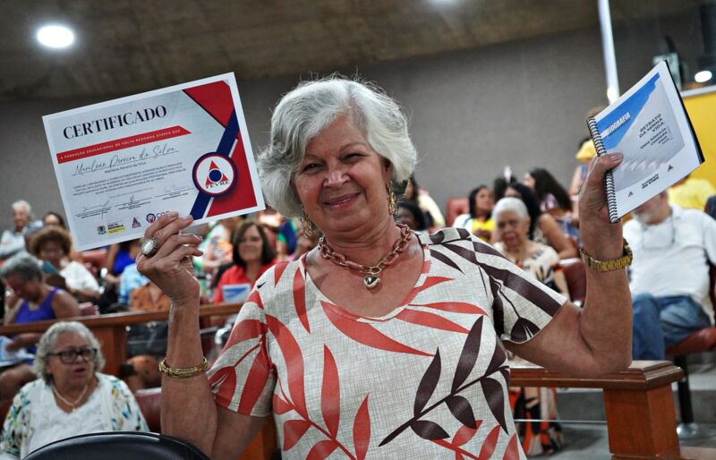 Academia da Vida Oscar Cardoso forma 210 alunos da Melhor Idade em Volta Redonda