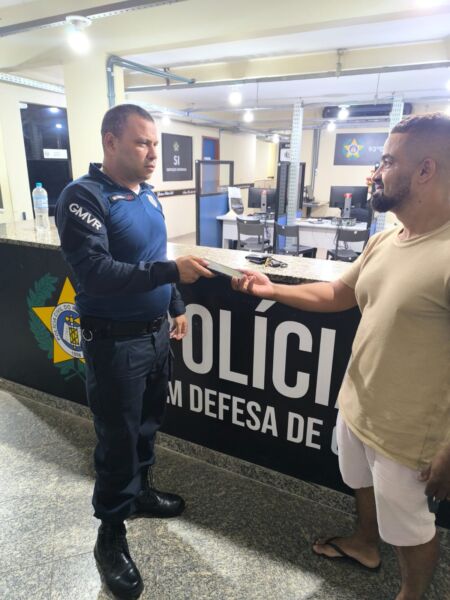 Guarda municipal auxilia na devolução de celular perdido em Volta Redonda