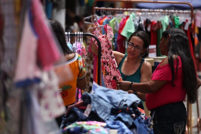 Moradores de Volta Redonda adiantam compras de Natal com a última edição da ‘Rua de Compras’ de 2024