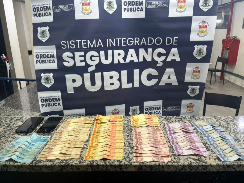 Sistema Integrado de Segurança de Volta Redonda apreende mais de R$ 1,9 mil com dupla em moto ‘barulhenta’