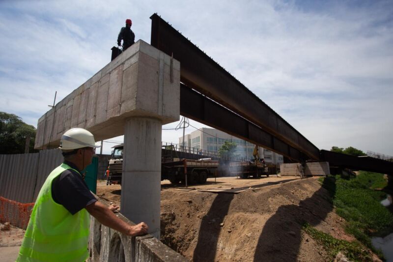 Volta Redonda: vigas de ponte que vai ligar o Aterrado ao bairro Aero Clube são içadas