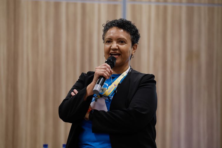 Tânia Rêgo/Agência Brasil Natal(RN), 09/12/2024 - A oficial de Educação da UNICEF, Erondina Silva, fala durante a mesa: Experiências educacionais de inclusão com equidade por estado, no seninário