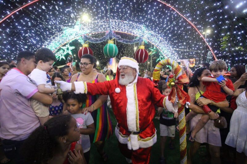 ‘Natal da Cidadania’, em Volta Redonda, é aberto com distribuição de brinquedos para as crianças