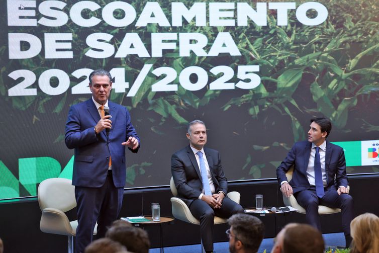Antônio Cruz/Agência Brasil Brasília (DF), 05/02/2025 - Ministro da Agricultura e Pecuária, Carlos Fávaro, ministro dos Transportes Renan Filho e o ministro de Portos e Aeroportos Silvio Costa Filho durante anúncio do Plano de Escoamento da Safra 2024/2025. Foto: Antônio Cruz/Agência Brasil