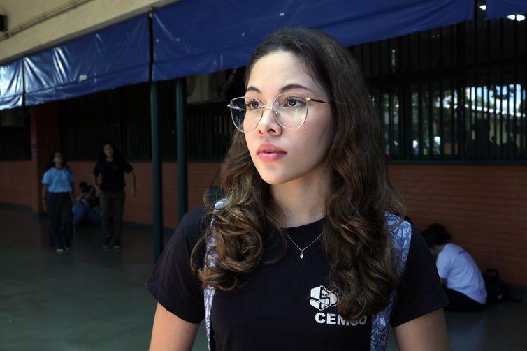 Antônio Cruz/Agência Brasil Brasília (DF), 13/02/2025 - A aluna da escola Setor Oeste, Hosana D´Paula, fala sobre o Programa Pé de Meia. Foto: Antônio Cruz/Agência Brasil