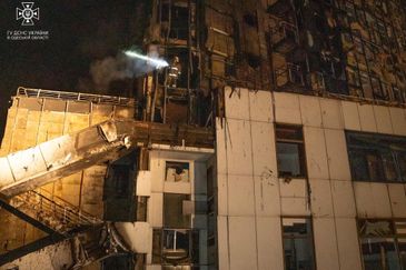 STATE EMERGENCY SERVICE OF UKRAI/REUTERS Bombeiro nos destroços de hotel atingido por ataque russo em Odesa, na Ucrânia