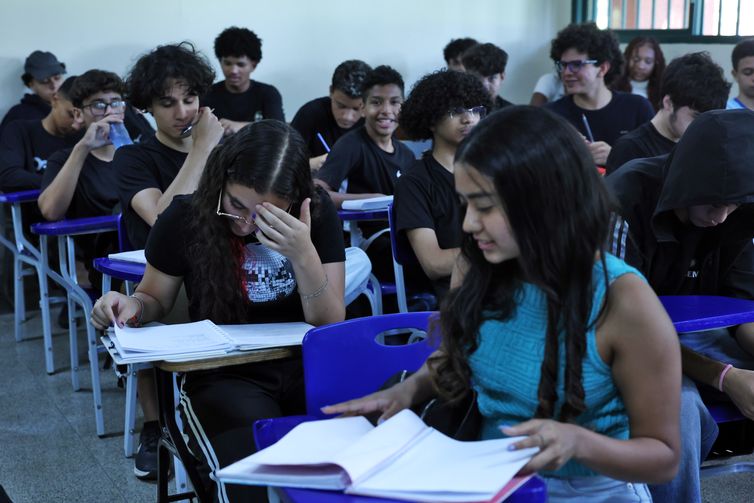 Antônio Cruz/Agência Brasil Brasília (DF), 13/02/2025 - Programa Pé de Meia. Alunos durante aula na escola Setor Oeste. Foto: Antônio Cruz/Agência Brasil